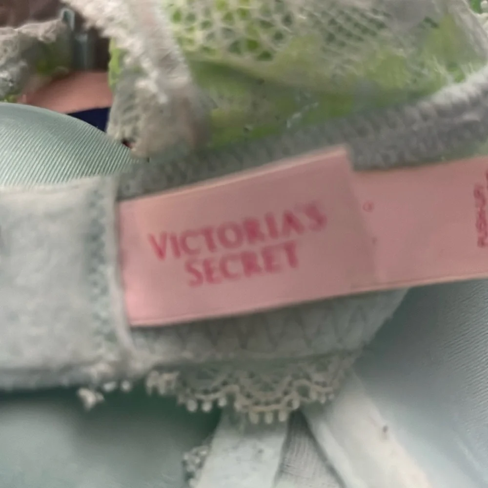 Victoria’s Secret Push up Pigeonnant Lace Bra Size 32C